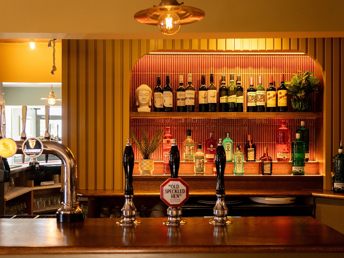 bar-beer-pumps-and-drinks-cabinet