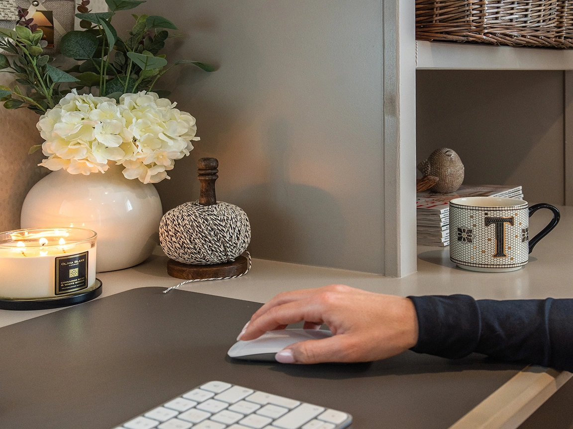 lady-reaching-for-computer-mouse