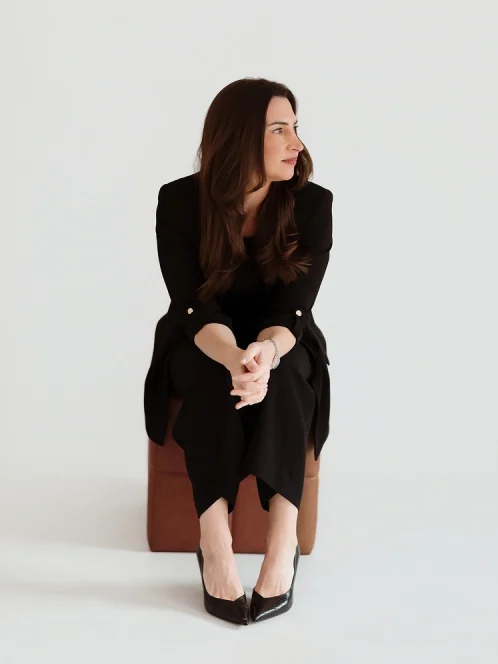 natasha-king-sitting-on-chair-photoshoot
